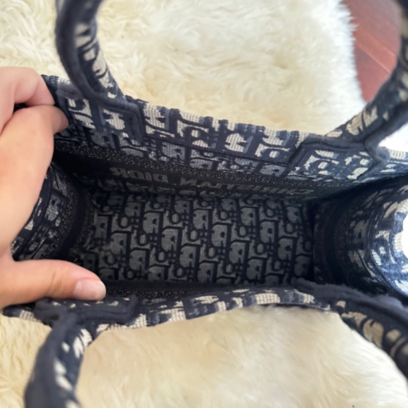 100% authentic small Dior tote bag. - Picture 7 of 11
